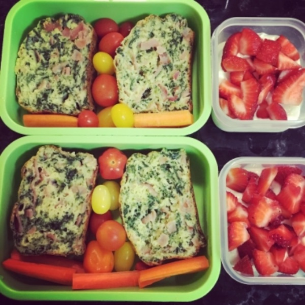 Teuko Lunchbox community. Kids lunch ideas. Spinach Egg Muffins with raw carrots, one fruit.