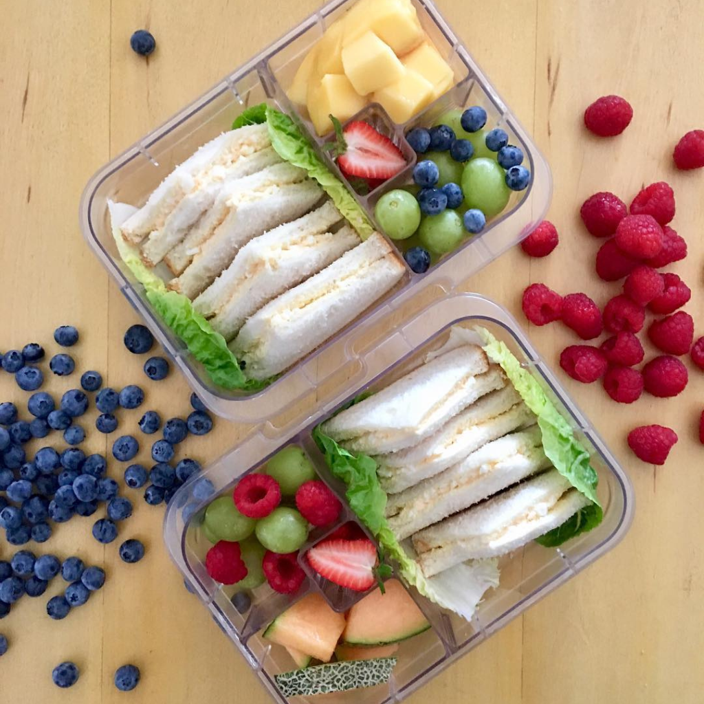 Scrambled eggs in sandwiches with cooked or raw veggies and fruits. Teuko Lunchbox community. Kids lunch ideas.