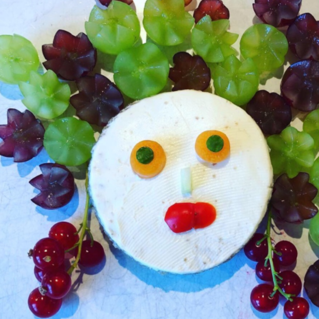 open cream cheese sandwich. kids snack ideas. Teuko lunchbox community.