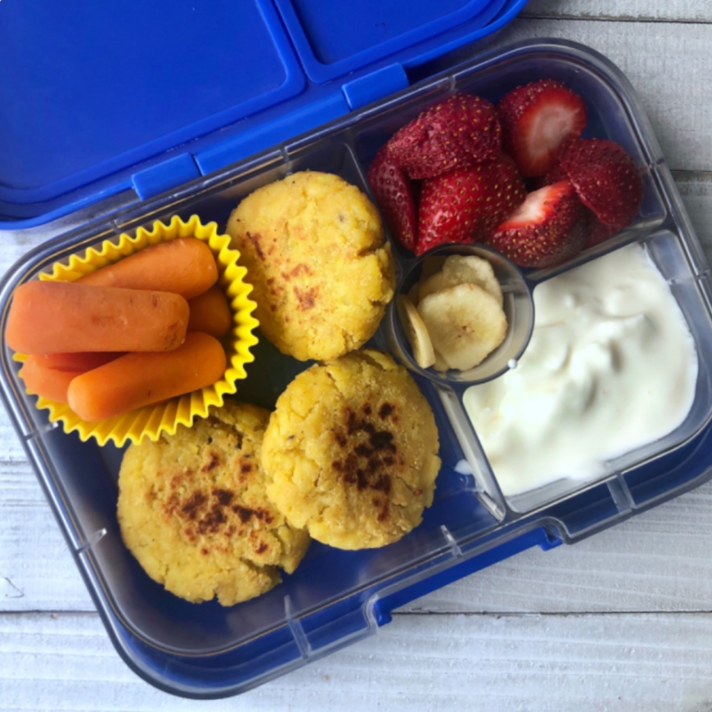 snack box idea for kids with baby carrots, corn bread, strawberries, yogurt, and banana chips. Teuko lunchbox community.