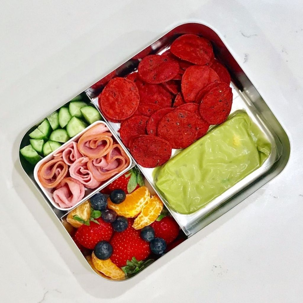 A genius idea by @parkfamilylunchbox: replace corn tortillas by beets crackers! Not only these beets crackers add lovely color in your kid's lunchbox, it also pairs well with guacamole!