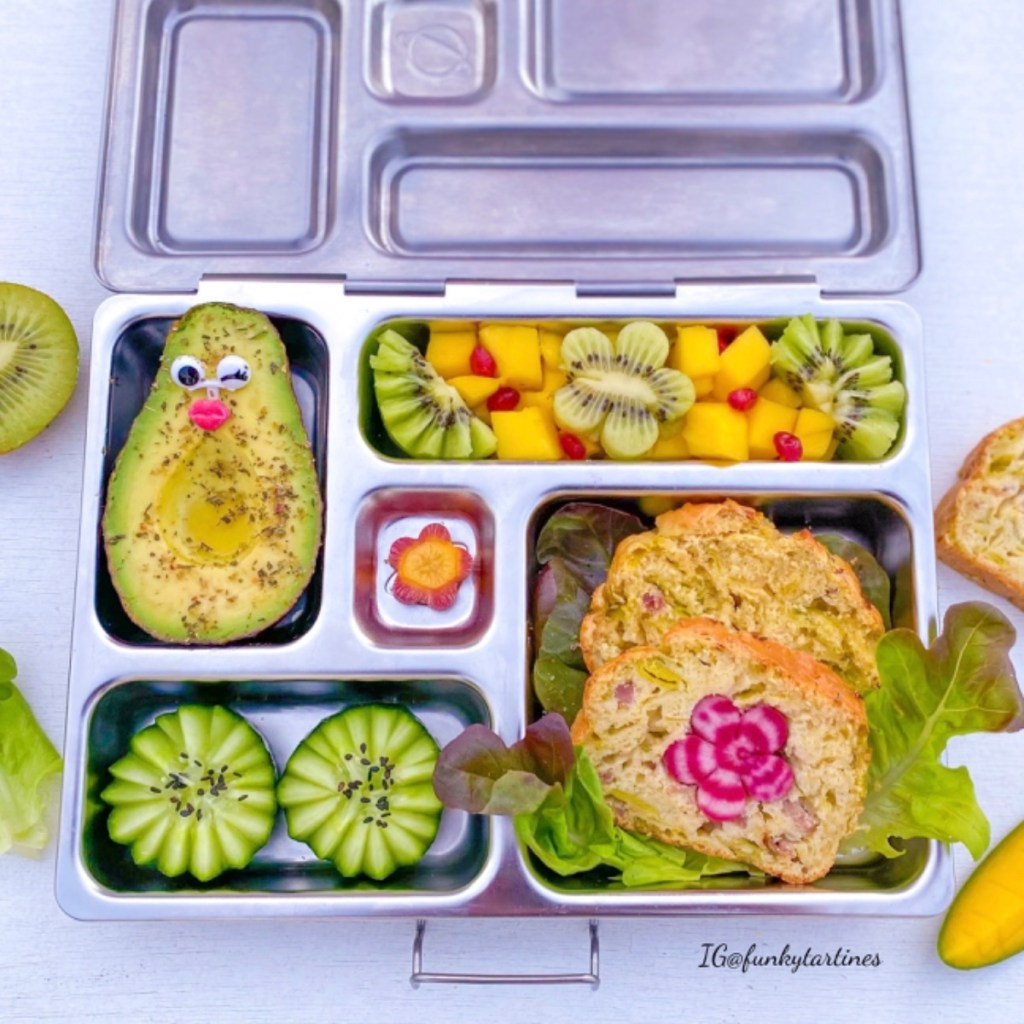 Funkytartines amazed us with her celebration of early Spring! A finely sliced raw radish, cut out like a flower, stands out in the lunchbox!