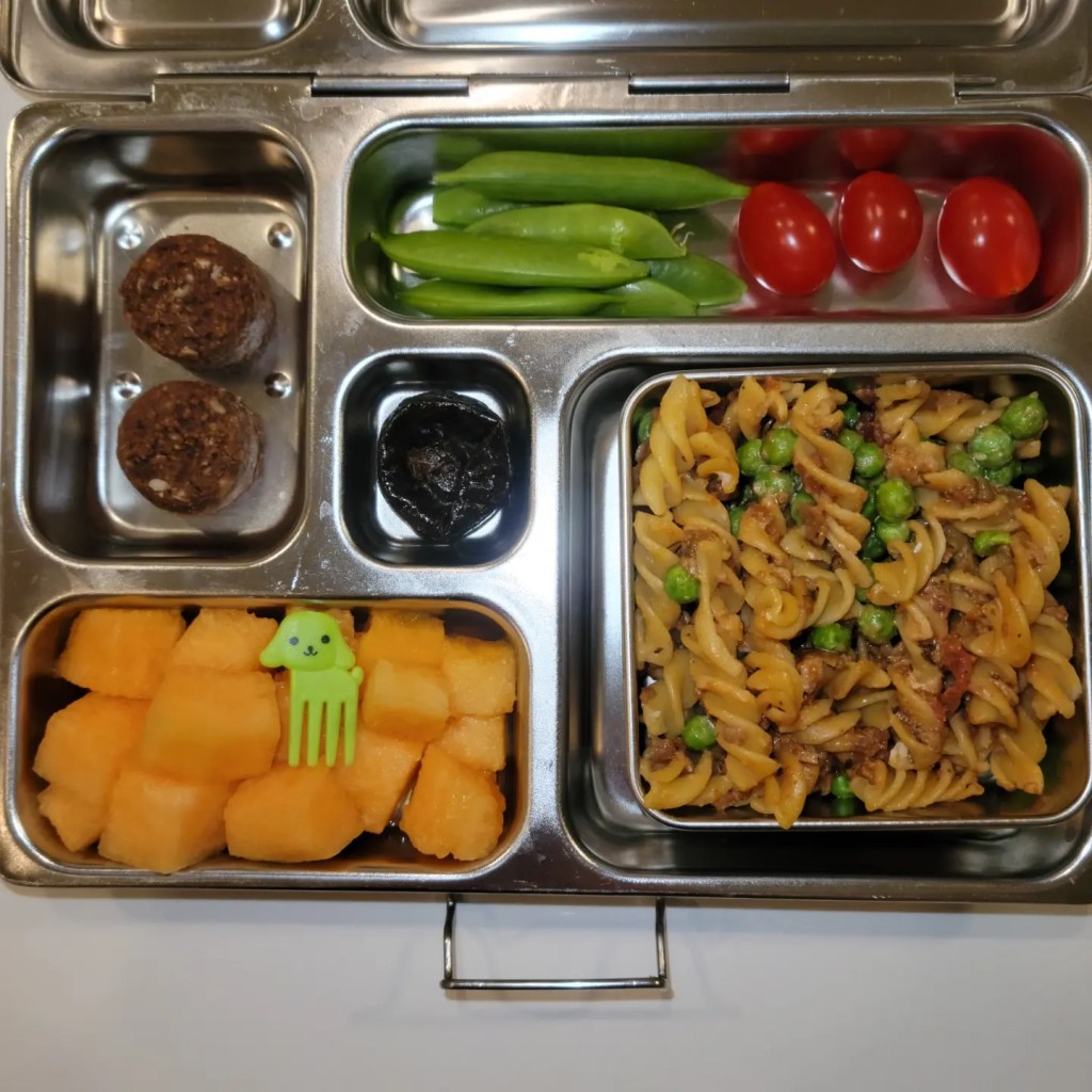 lentils pasta and mixes them with green peas