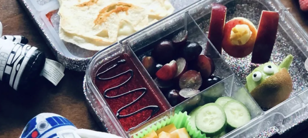 Stormtrooper quesadilla, Kylo Ren jello, Raspberry lightsaber, Yoda kiwi! Wow! A cool lunchbox idea by @blweats on IG. Curated with love by Teuko Team.