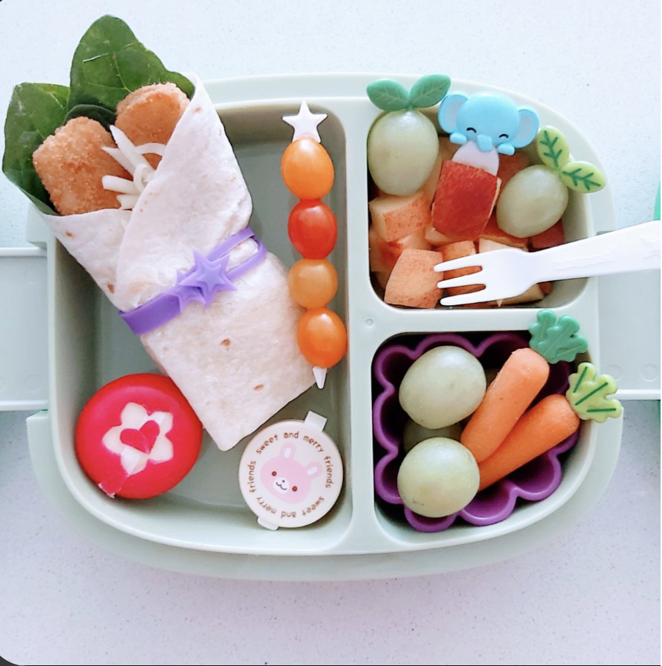 Tortilla wrap with Fish fingers. Easy school lunch idea from @lunchbox.envy via  Teuko.com
