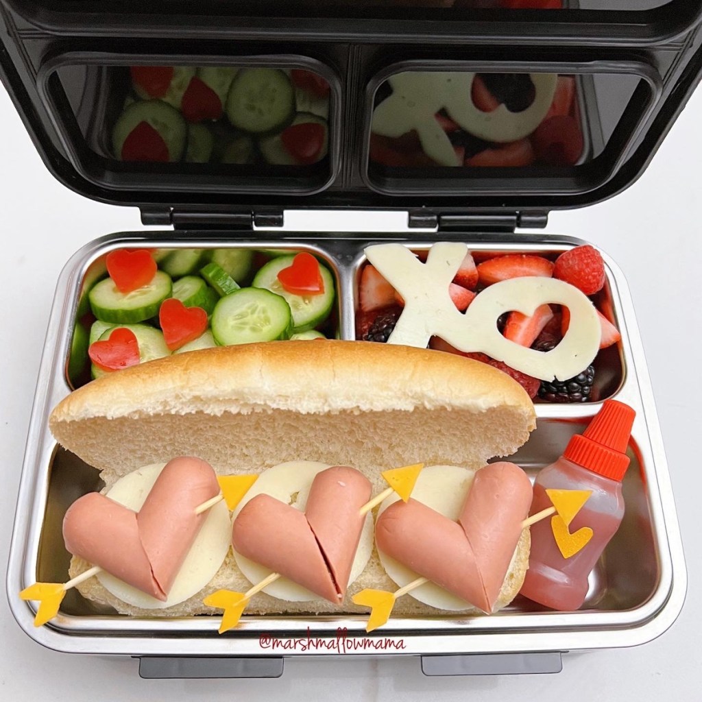 cut the hot dog sausage in six and reassemble it as hearts thanks to food picks (here, cute arrows... made with a simple wooden food pick and... cheddar cheese!) On the side, there was a cucumber salad topped with a few mini hearts made out of a tomato. And for dessert, a fruit salad made out of berries, topped with a sliced "XO" Provolone cheese. Teuko Lunchbox Bento Kids Food School Lunch Community.