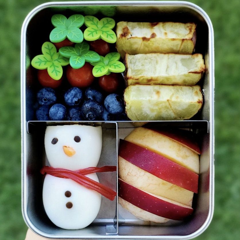 Teuko kids lunchbox ideas with fingers foods apple slices by Kidslunchlove