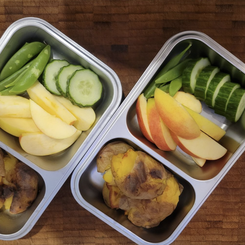 Teuko kids lunchbox ideas with fingers foods apple slices by Momztries