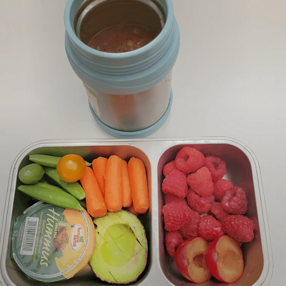 Teuko kids lunchbox ideas with fingers foods baby carrots hummus by Momztries