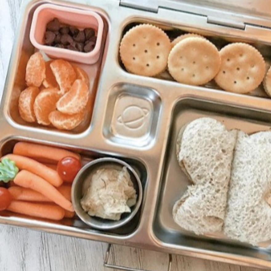 Teuko kids lunchbox ideas with fingers foods baby carrots hummus by Veganlunchmom