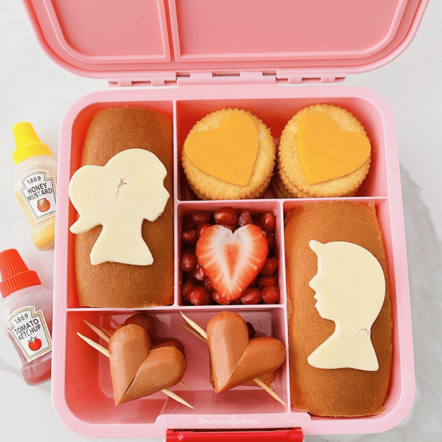 Teuko kids lunchbox ideas with fingers foods crackers and cheese by MarshmallowMama