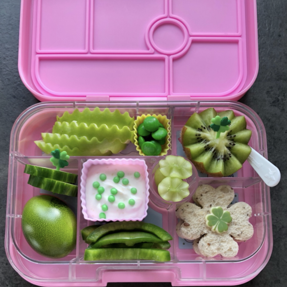 St Patrick's Day lunchbox ideas for kids with green yogurt by Pausenbrotjunkie on Teuko