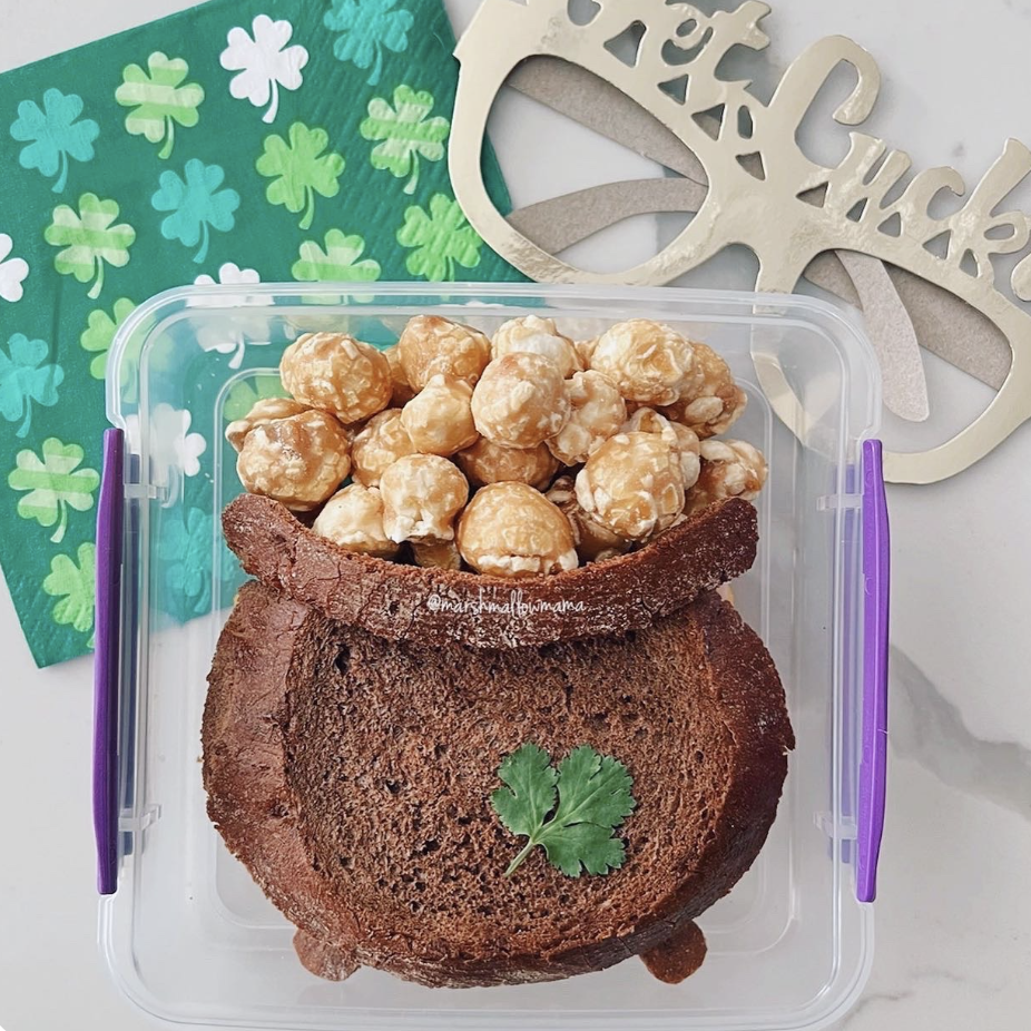 St Patrick's Day lunchbox ideas for kids with Pot of gold snack mix by MarshmallowMama on Teuko