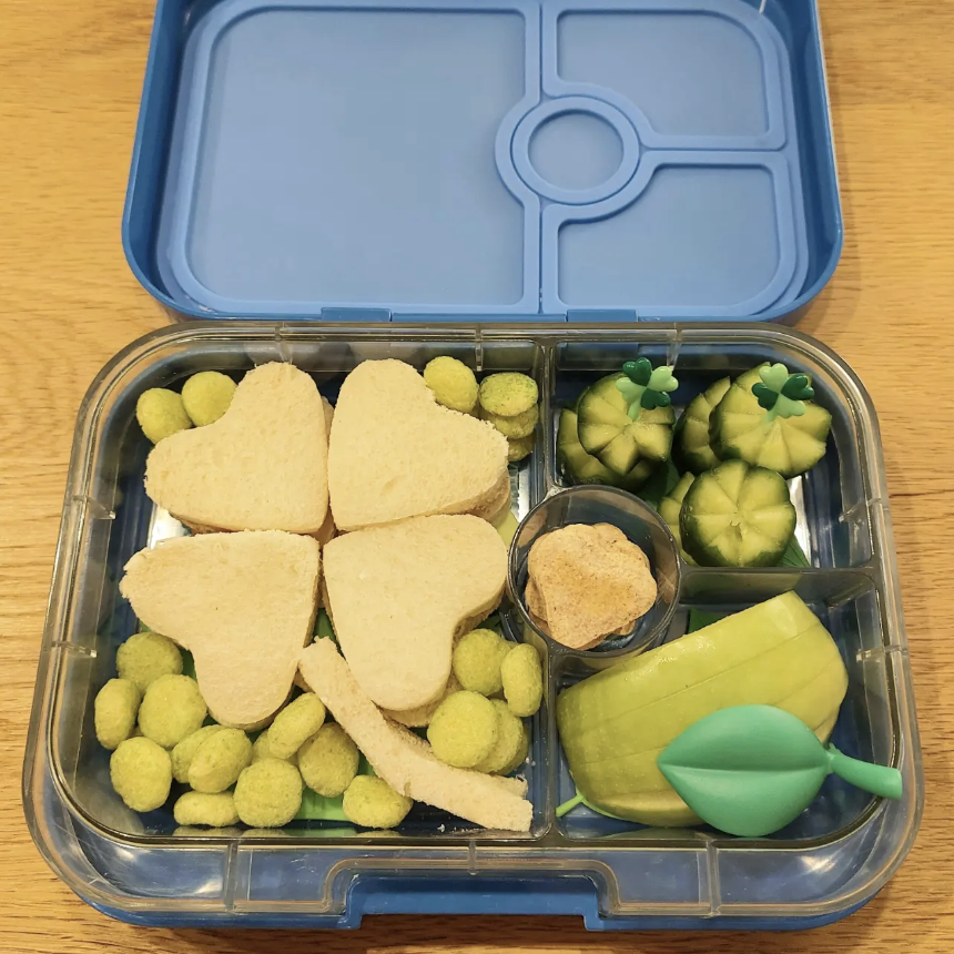 St Patrick's Day lunchbox ideas for kids with Lucky shamrock-shaped sandwich by Brotboxenideen on Teuko