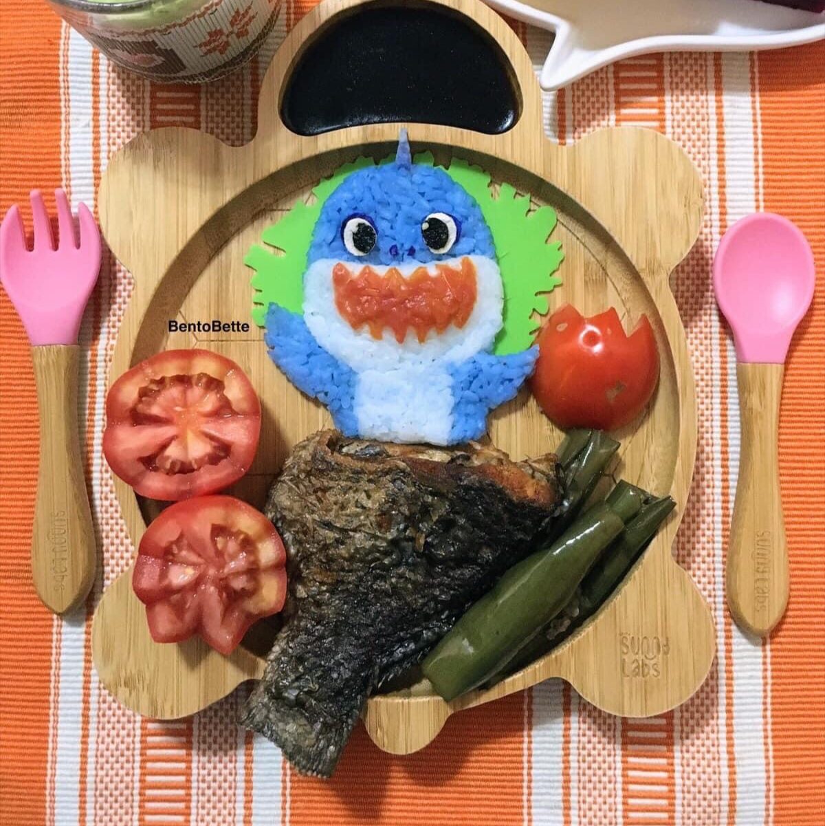 Baby Shark themed lunch for kids with colored rice and fish. Teuko.com