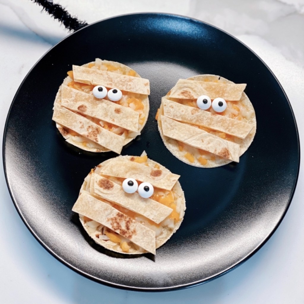 Hallloween mummy quesadillas for a fun kids lunch shared on Teuko Lunchbox Community