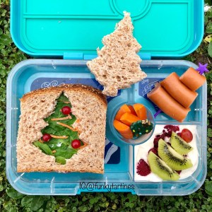 Christmas tree sandwich with spinach leaves, an idea shared on Teuko.com