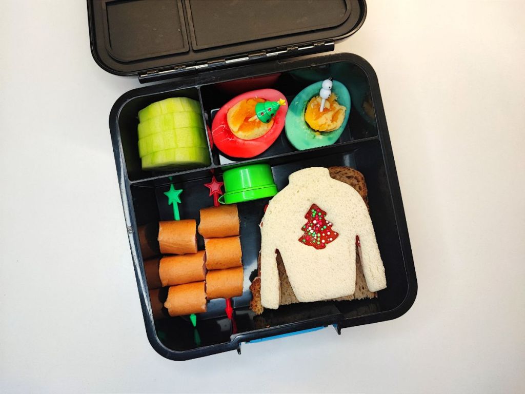 Ugly sweater sandwich with Christmas tree in a black lunchbox. Lunchbox Idea shared on Teuko.com.