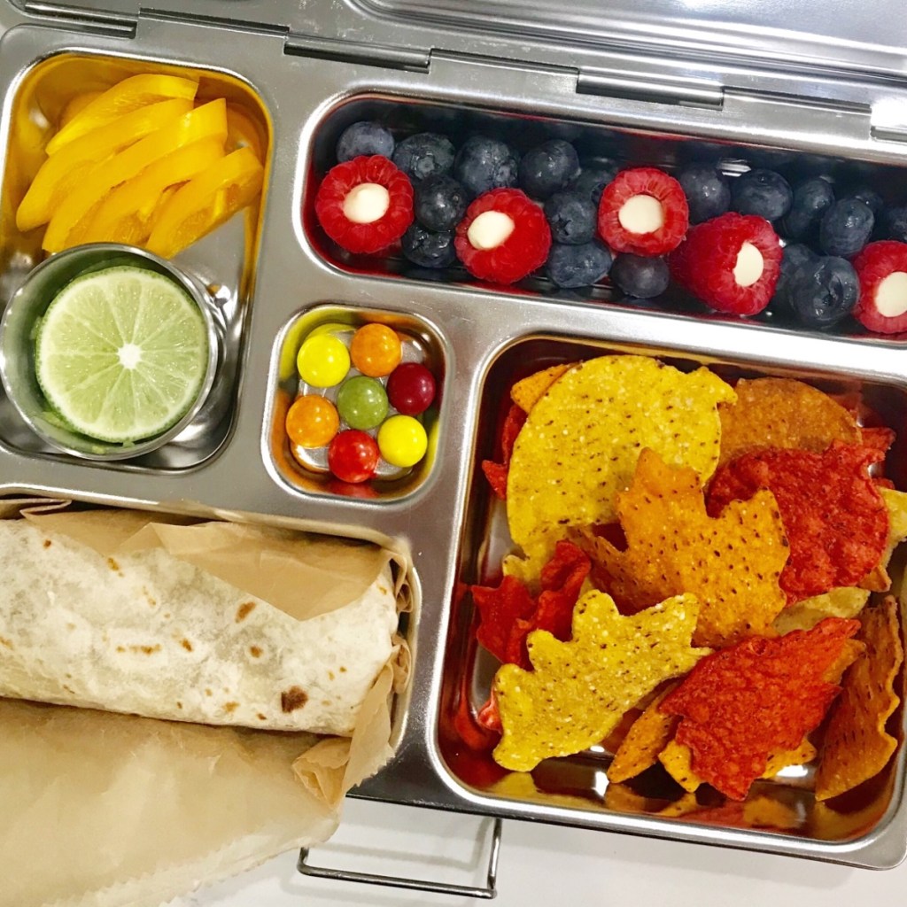 Autumn vibes in this kid's lunchbox with leaves-shaped chips and burrito