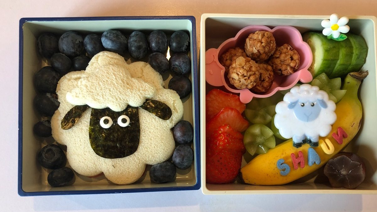 Farm themed lunchbox with sheep-shaped sandwich