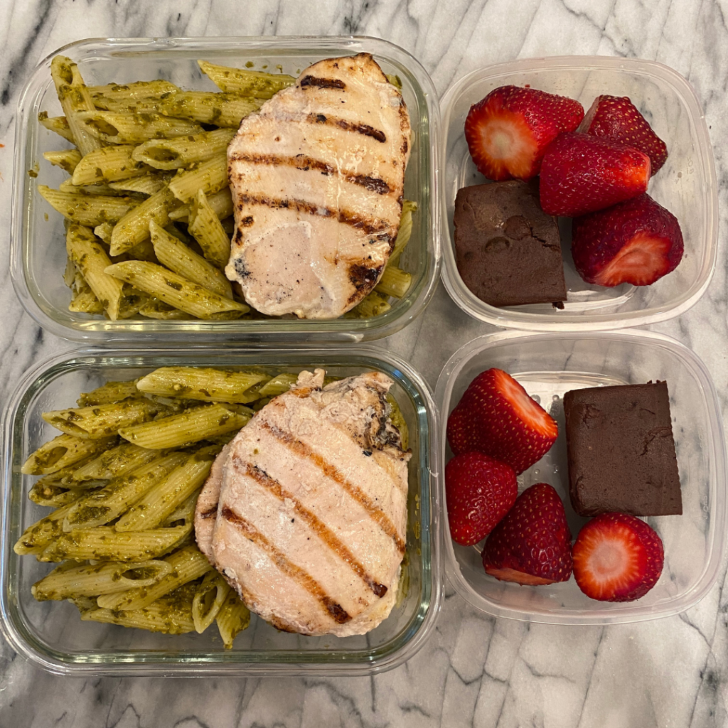 Kid-friendly school lunch with Trifecta’s grilled chicken and pesto penne pasta, served with fresh strawberries and a fudgy high-protein brownie.