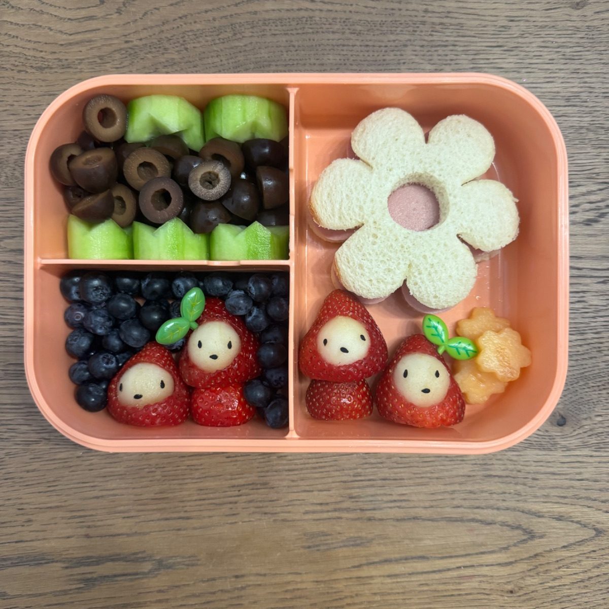 Flower-shaped sandwich in a lunchbox
