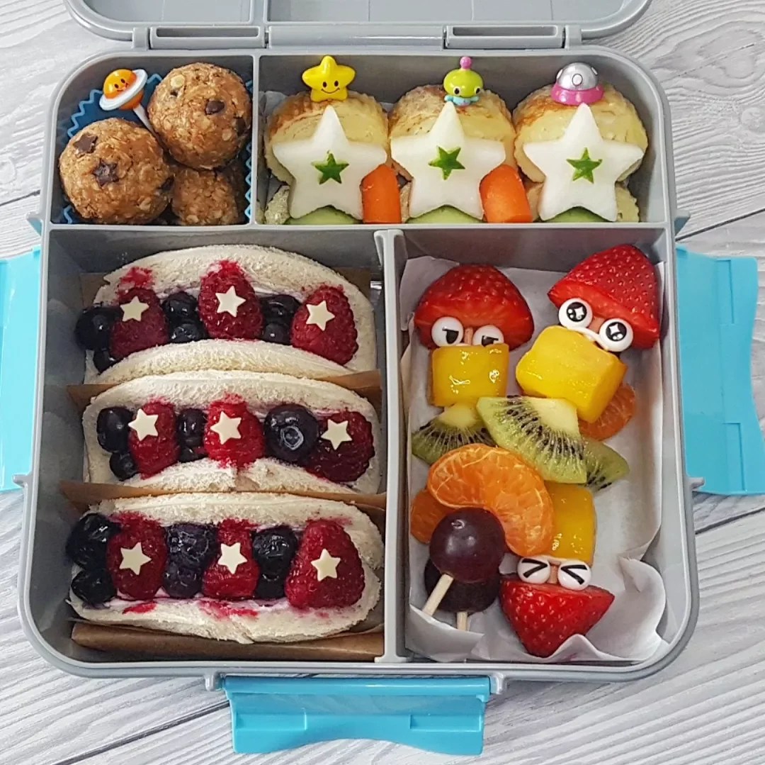 Space-themed lunchbox idea for kids with edible stars and aliens.
